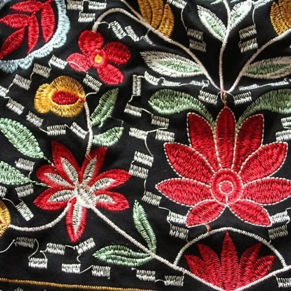 Francesca skirt size small mini skirt embroidered